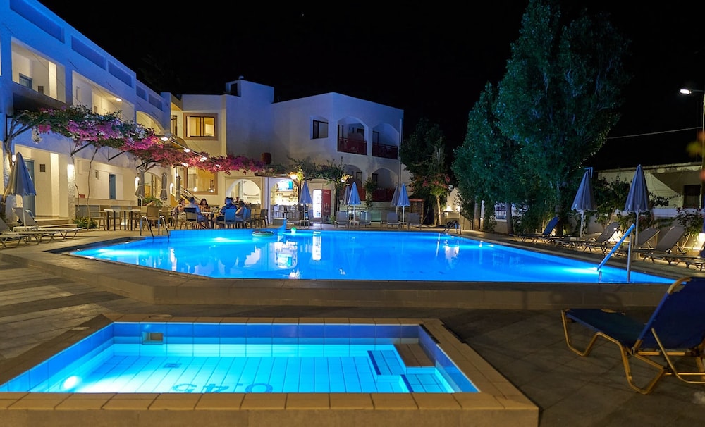 Apollon Hotel Apartments — Swimming pool in Rethymnon