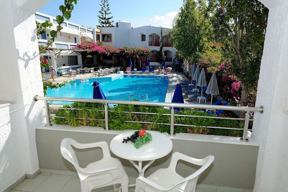 Apollon Hotel Apartments — Swimming pool in Rethymnon