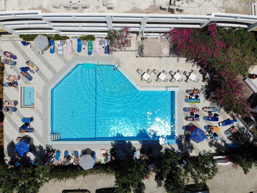 Apollon Hotel Apartments — Swimming pool in Rethymnon