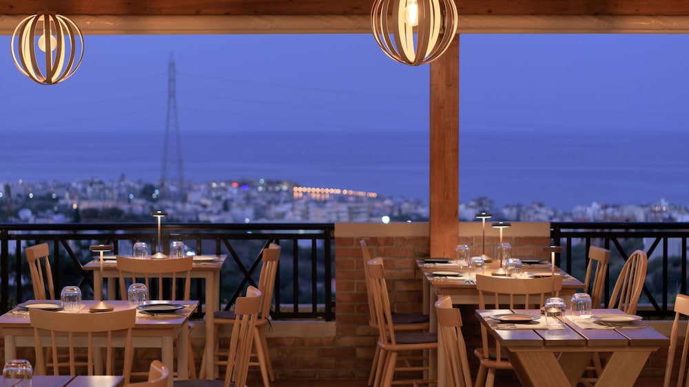Asterias Village Resort — Restaurant & bars in Hersonissos