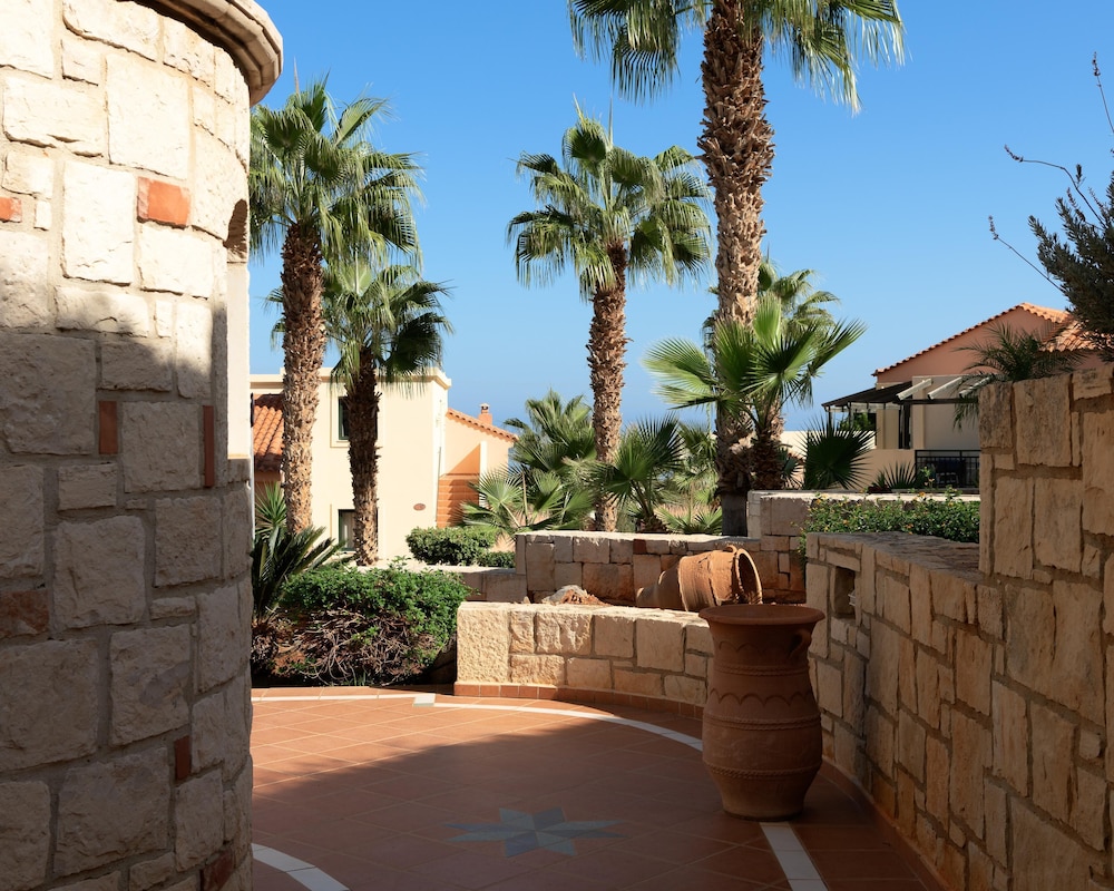 Asterias Village Resort — Hotel building in Hersonissos