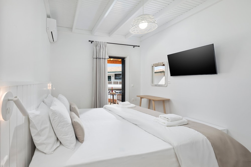 Bella Vista Beach Hotel and Studios — Hotel rooms in Benitses, Ionian Islands