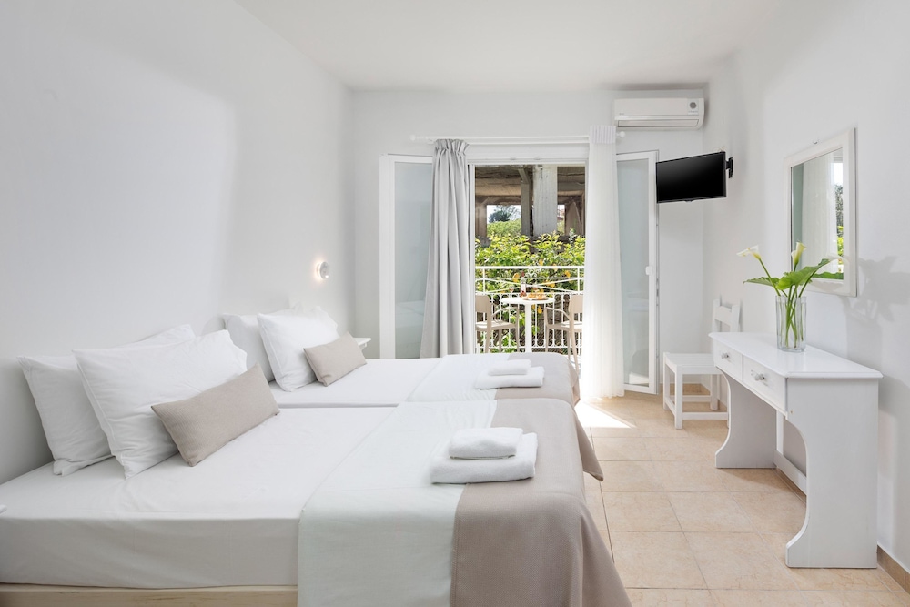 Bella Vista Beach Hotel and Studios — Hotel rooms in Benitses, Ionian Islands