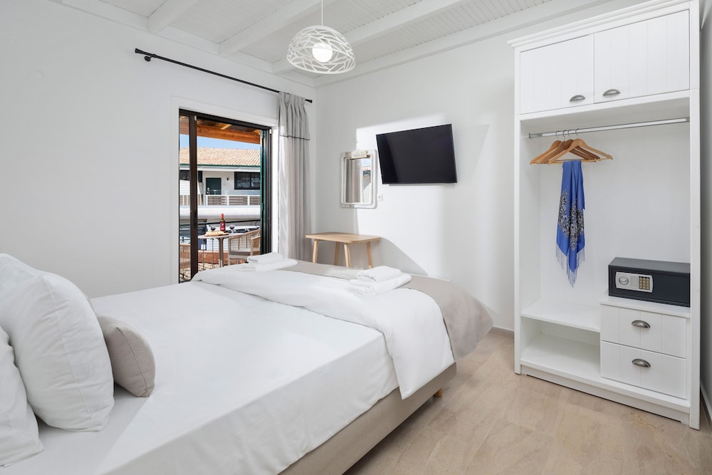 Bella Vista Beach Hotel and Studios — Hotel rooms in Benitses, Ionian Islands
