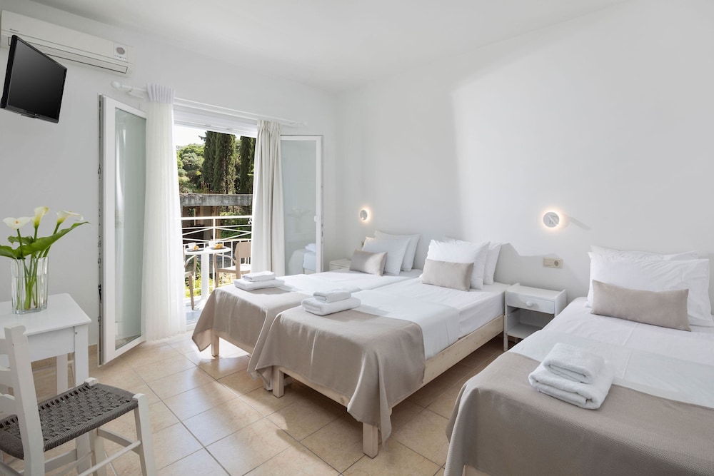 Bella Vista Beach Hotel and Studios — Hotel rooms in Benitses, Ionian Islands