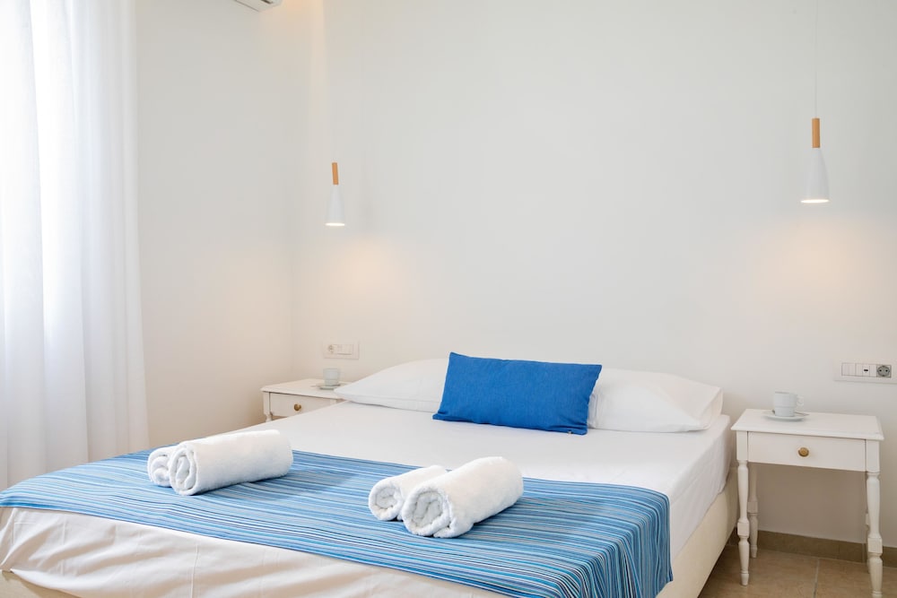 Bella Vista Beach Hotel and Studios — Hotel rooms in Benitses, Ionian Islands