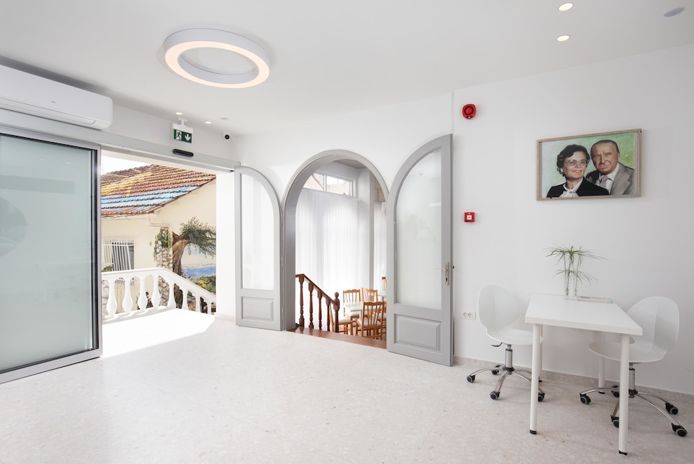 Bella Vista Beach Hotel and Studios — Hotel building in Benitses, Ionian Islands