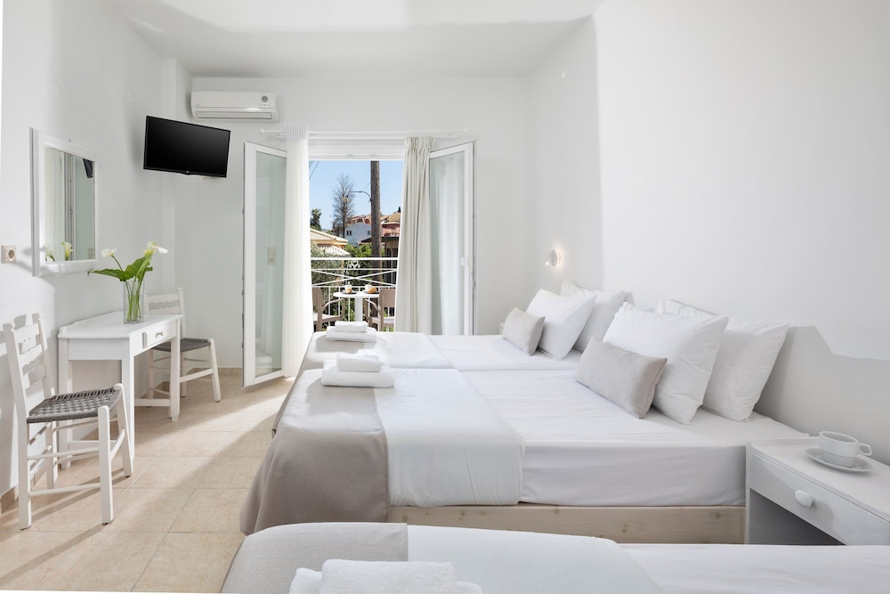 Bella Vista Beach Hotel and Studios — Hotel rooms in Benitses, Ionian Islands