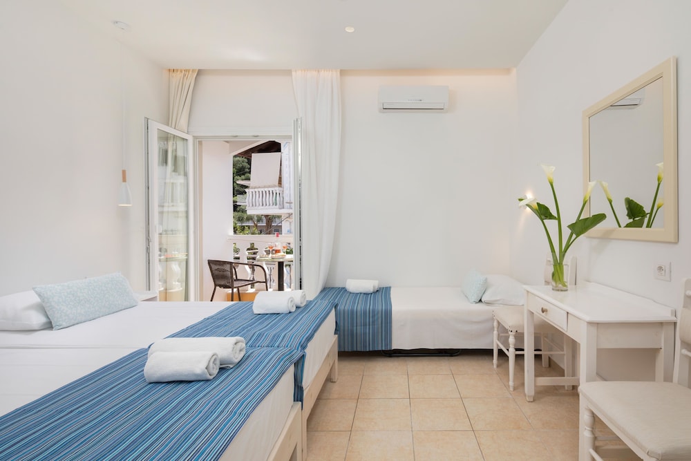 Bella Vista Beach Hotel and Studios — Hotel rooms in Benitses, Ionian Islands