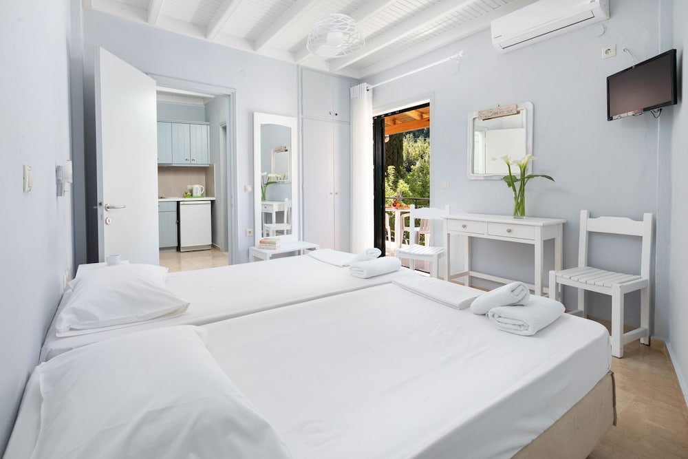 Bella Vista Beach Hotel and Studios — Hotel rooms in Benitses, Ionian Islands