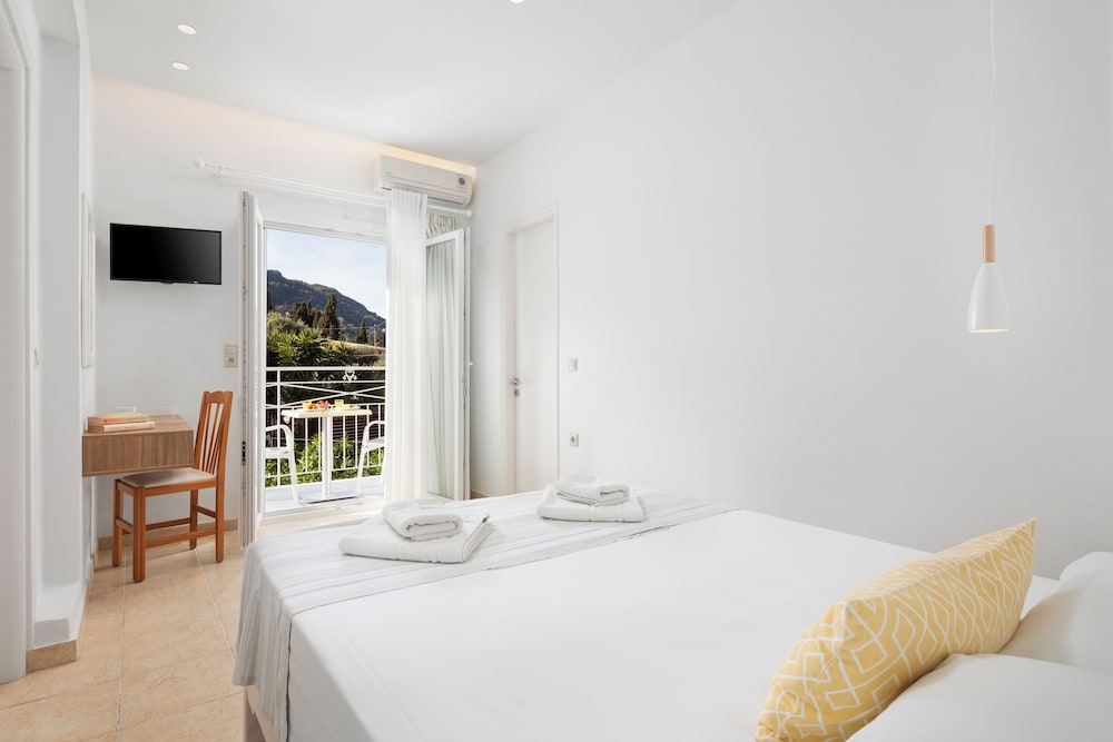 Bella Vista Beach Hotel and Studios — Hotel rooms in Benitses, Ionian Islands