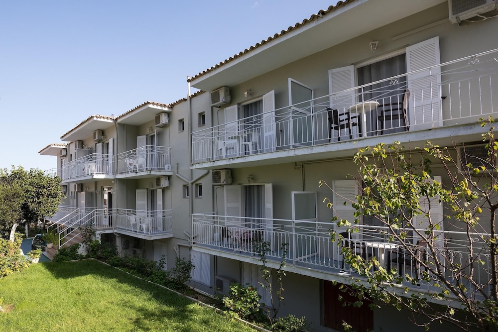 Bella Vista Beach Hotel and Studios — Hotel building in Benitses, Ionian Islands