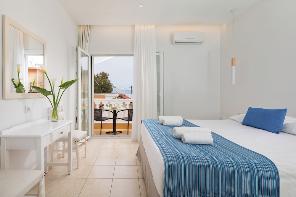Bella Vista Beach Hotel and Studios — Hotel rooms in Benitses, Ionian Islands