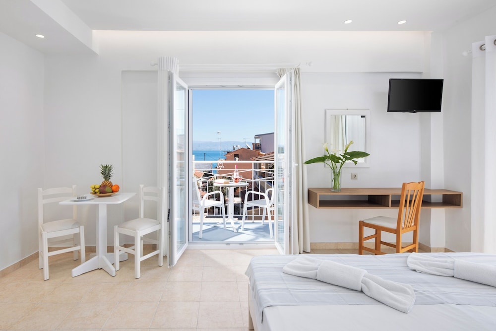 Bella Vista Beach Hotel and Studios — Hotel rooms in Benitses, Ionian Islands