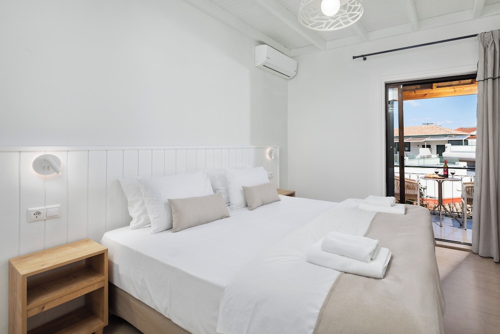 Bella Vista Beach Hotel and Studios — Hotel rooms in Benitses, Ionian Islands
