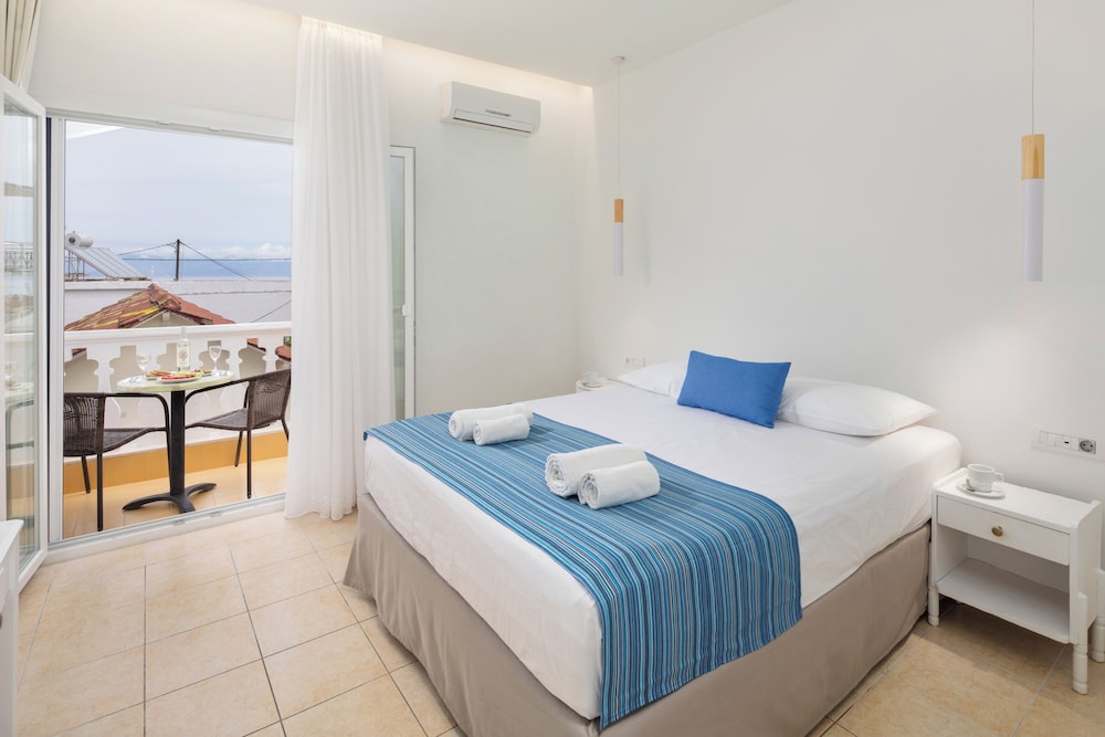 Bella Vista Beach Hotel and Studios — Hotel rooms in Benitses, Ionian Islands