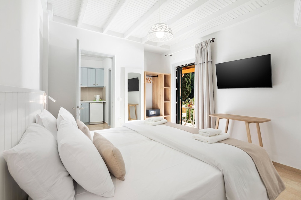 Bella Vista Beach Hotel and Studios — Hotel rooms in Benitses, Ionian Islands