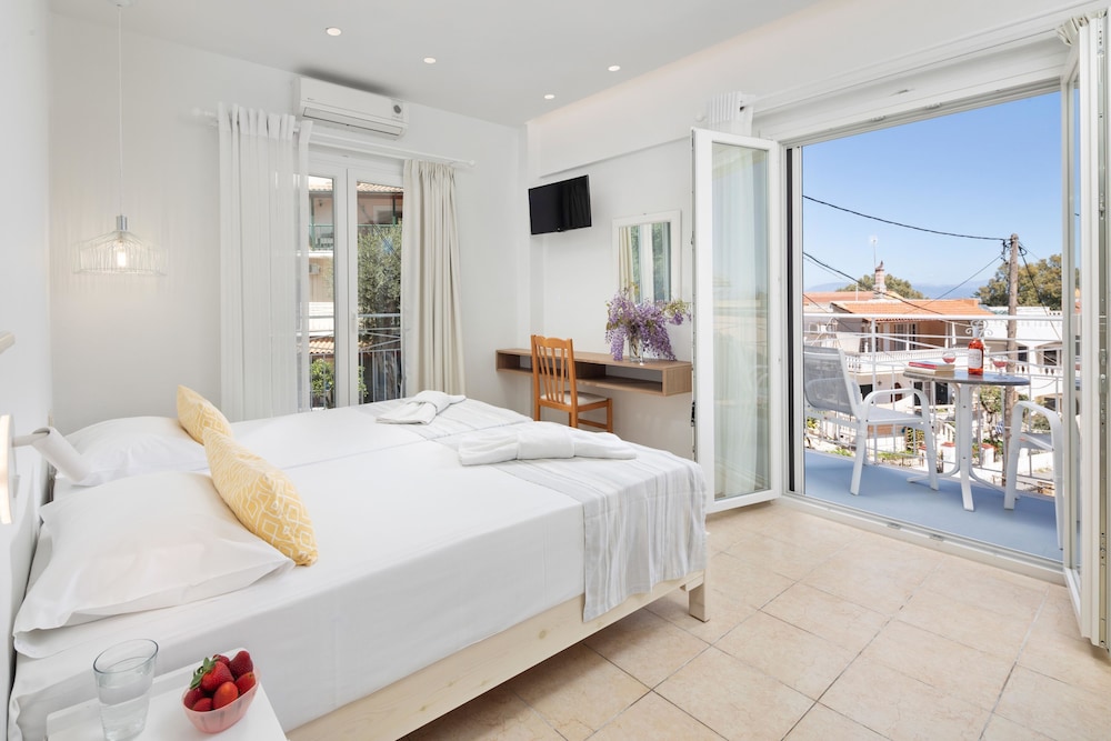 Bella Vista Beach Hotel and Studios — Hotel rooms in Benitses, Ionian Islands