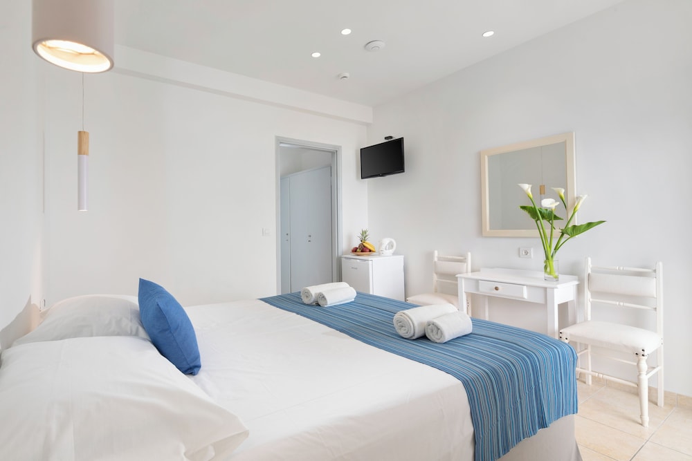 Bella Vista Beach Hotel and Studios — Hotel rooms in Benitses, Ionian Islands