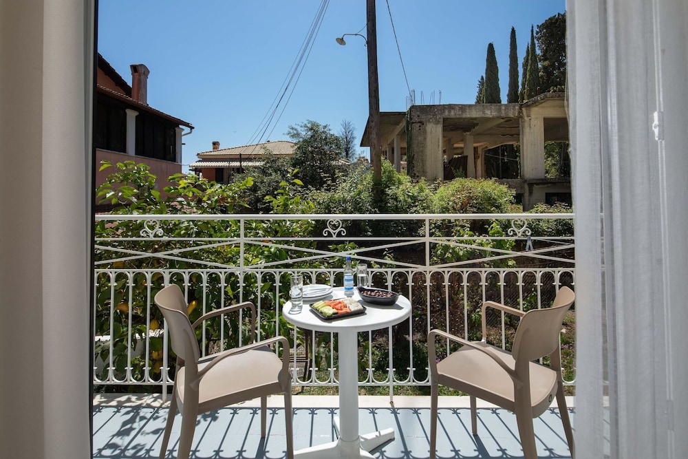 Bella Vista Beach Hotel and Studios — Hotel building in Benitses, Ionian Islands