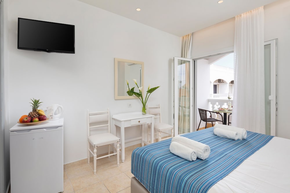 Bella Vista Beach Hotel and Studios — Hotel rooms in Benitses, Ionian Islands