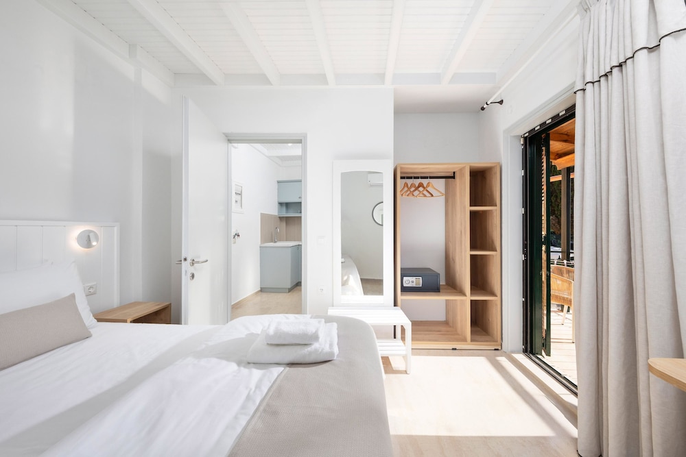 Bella Vista Beach Hotel and Studios — Hotel rooms in Benitses, Ionian Islands