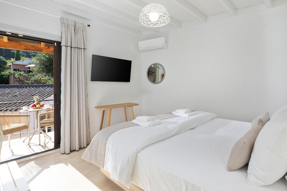 Bella Vista Beach Hotel and Studios — Hotel rooms in Benitses, Ionian Islands
