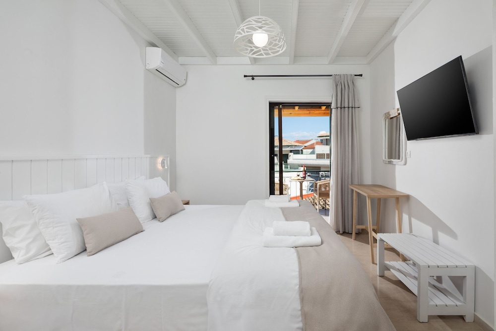 Bella Vista Beach Hotel and Studios — Hotel rooms in Benitses, Ionian Islands