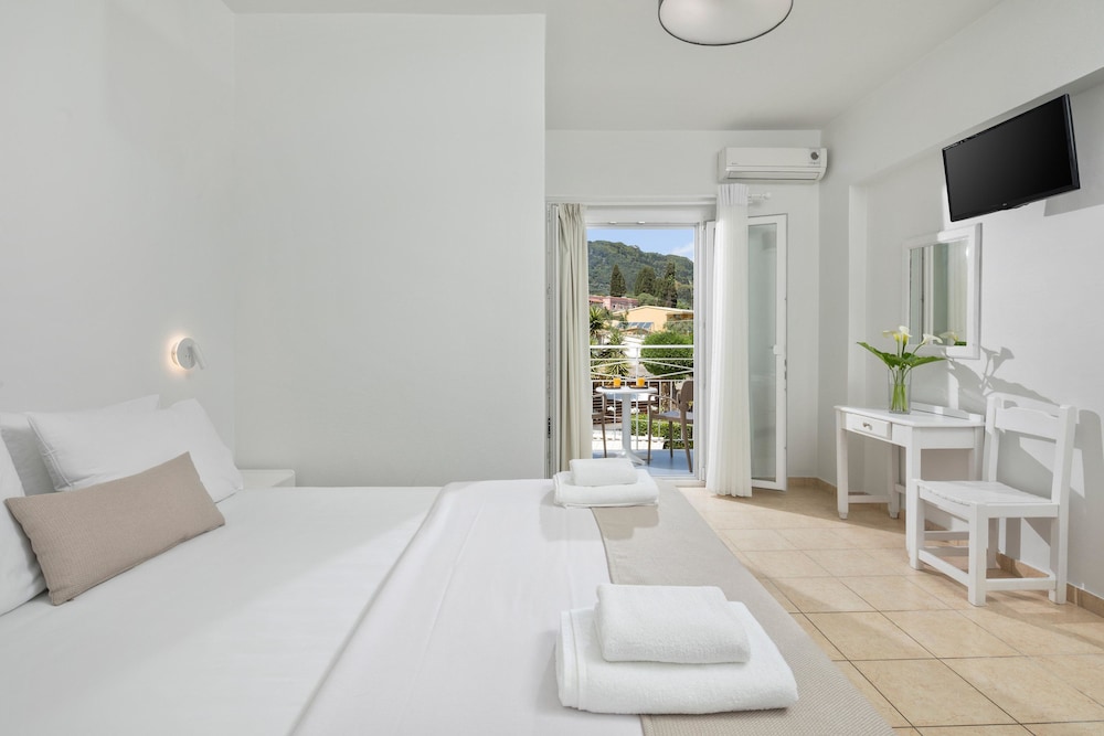 Bella Vista Beach Hotel and Studios — Hotel rooms in Benitses, Ionian Islands