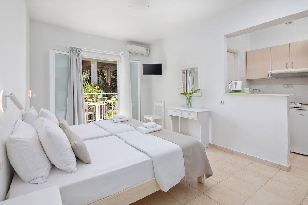 Bella Vista Beach Hotel and Studios — Hotel rooms in Benitses, Ionian Islands