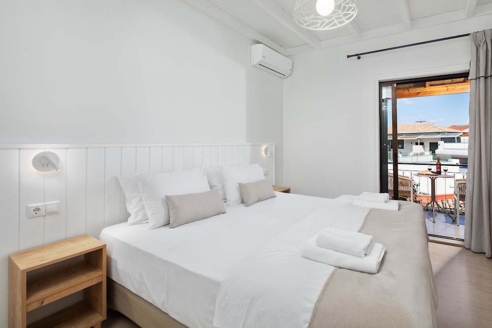 Bella Vista Beach Hotel and Studios — Hotel rooms in Benitses, Ionian Islands