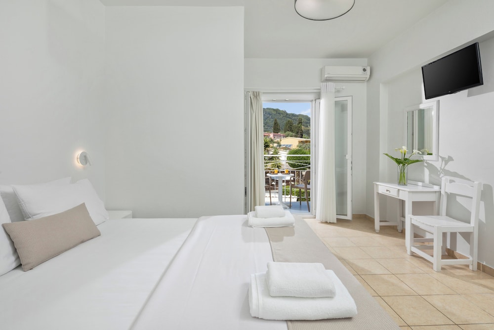 Bella Vista Beach Hotel and Studios — Hotel rooms in Benitses, Ionian Islands