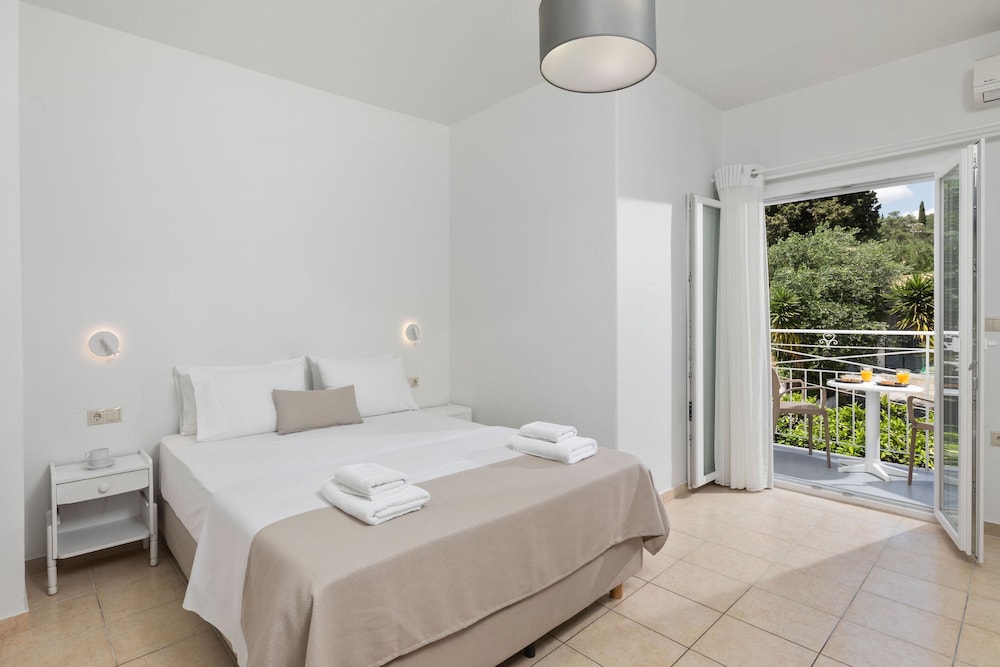 Bella Vista Beach Hotel and Studios — Hotel rooms in Benitses, Ionian Islands