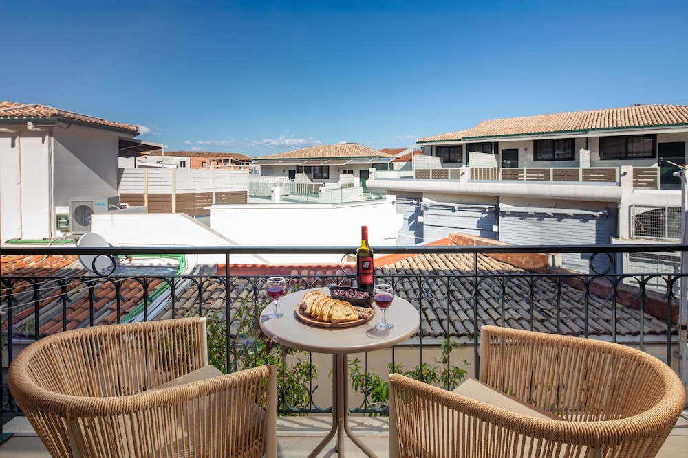 Bella Vista Beach Hotel and Studios — Hotel building in Benitses, Ionian Islands