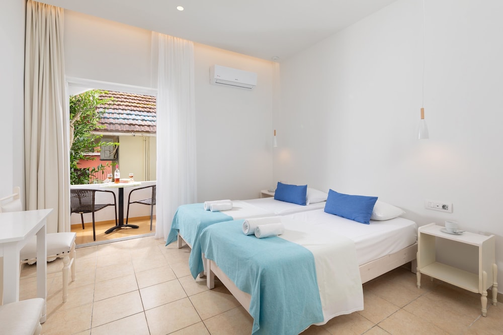 Bella Vista Beach Hotel and Studios — Hotel rooms in Benitses, Ionian Islands