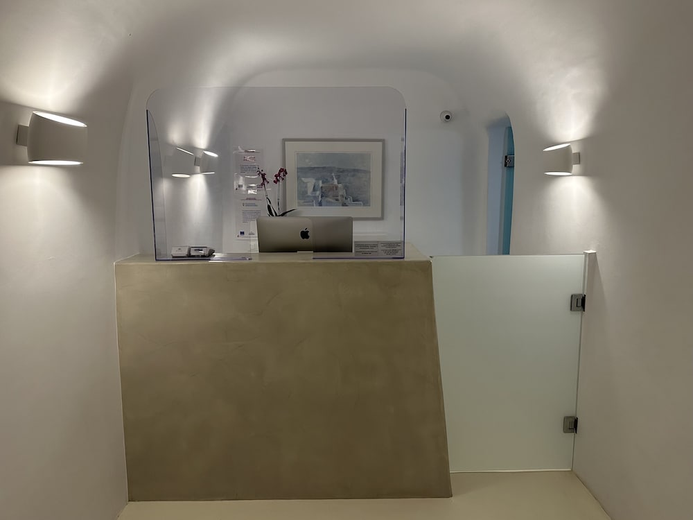 Carpe Diem Santorini — Hotel building in Pyrgos Kallistis, South Aegean