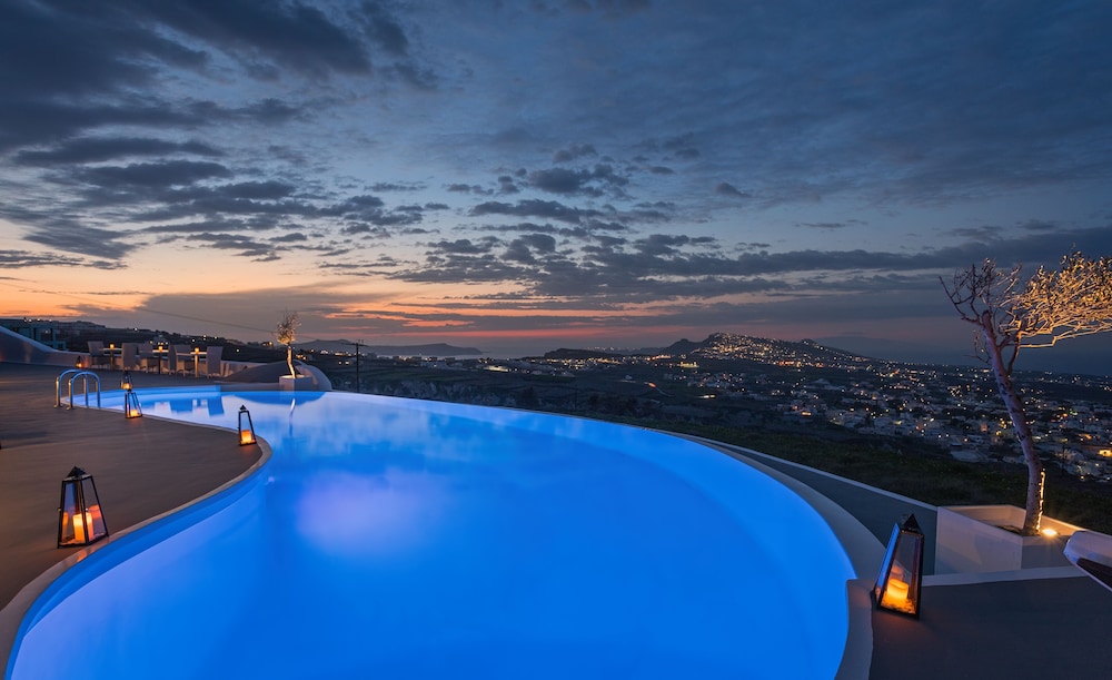 Carpe Diem Santorini — Swimming pool in Pyrgos Kallistis, South Aegean