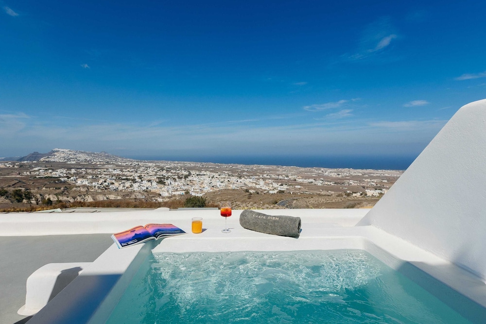 Carpe Diem Santorini — Swimming pool in Pyrgos Kallistis, South Aegean