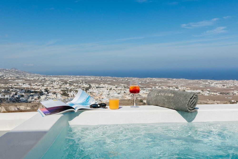 Carpe Diem Santorini — Swimming pool in Pyrgos Kallistis, South Aegean