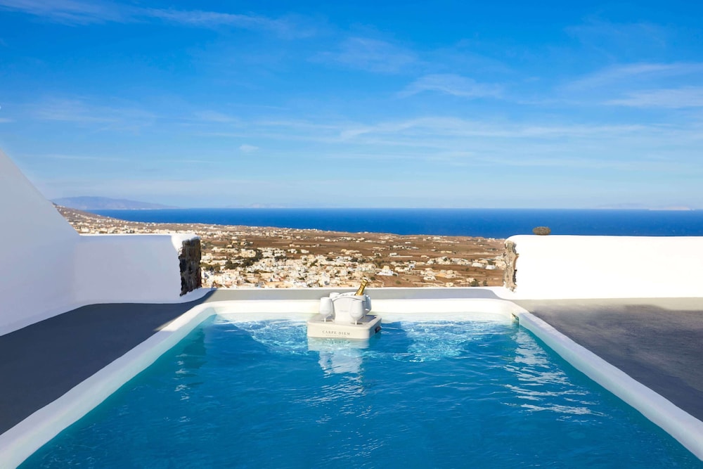 Carpe Diem Santorini — Swimming pool in Pyrgos Kallistis, South Aegean