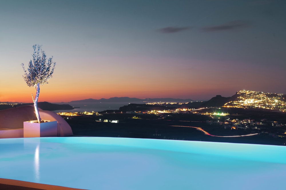 Carpe Diem Santorini — Swimming pool in Pyrgos Kallistis, South Aegean
