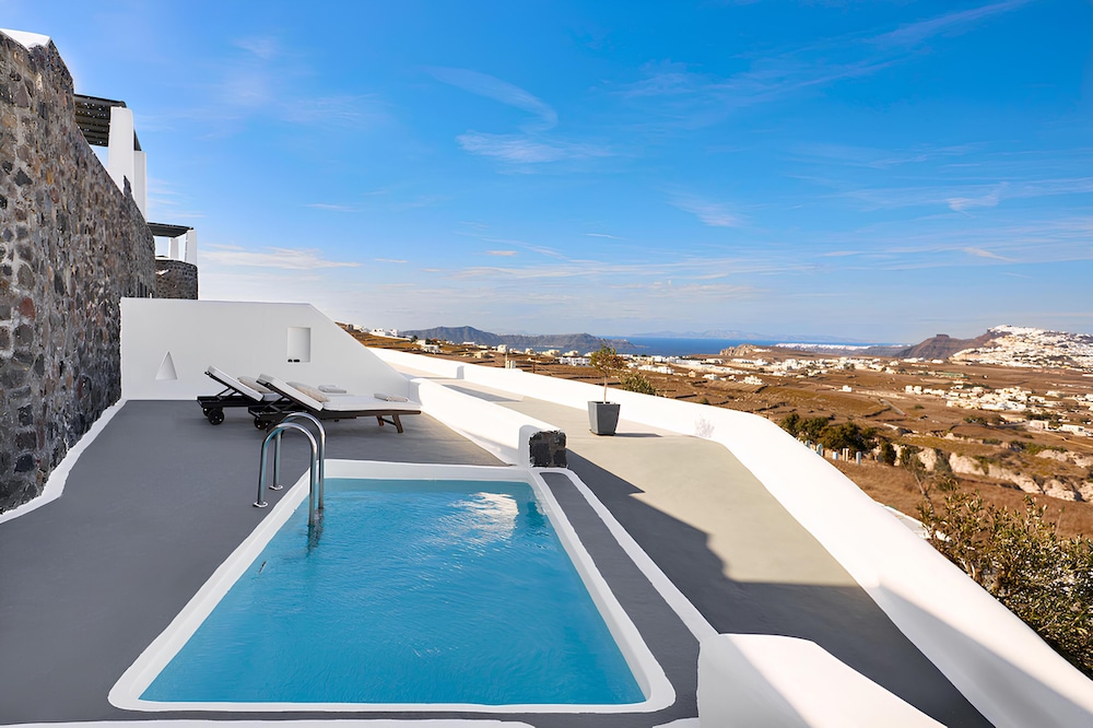 Carpe Diem Santorini — Swimming pool in Pyrgos Kallistis, South Aegean