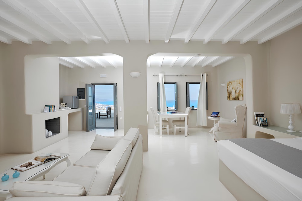Carpe Diem Santorini — Hotel rooms in Pyrgos Kallistis, South Aegean