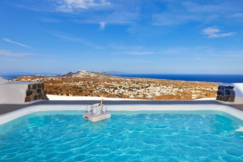 Carpe Diem Santorini — Swimming pool in Pyrgos Kallistis, South Aegean