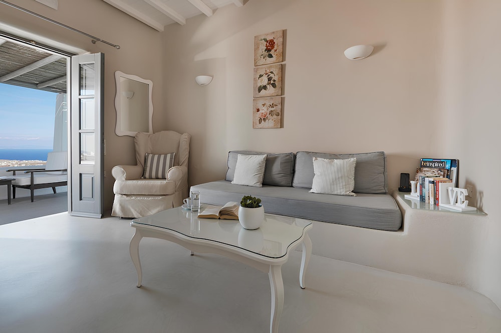 Carpe Diem Santorini — Hotel rooms in Pyrgos Kallistis, South Aegean