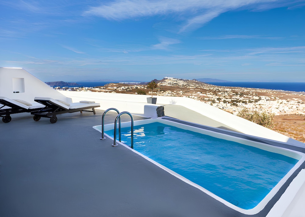 Carpe Diem Santorini — Swimming pool in Pyrgos Kallistis, South Aegean