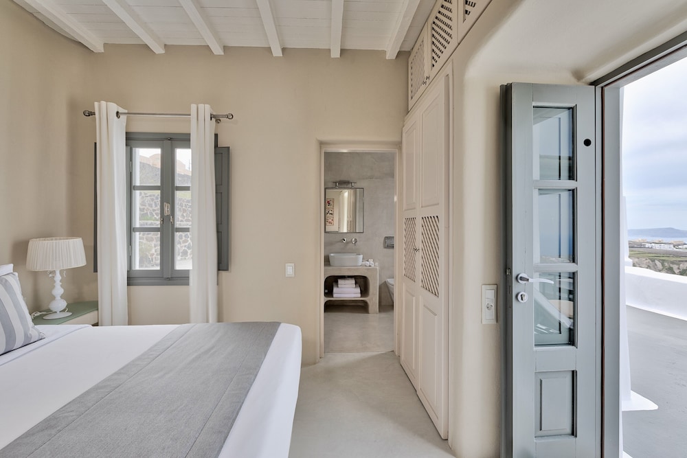 Carpe Diem Santorini — Hotel rooms in Pyrgos Kallistis, South Aegean