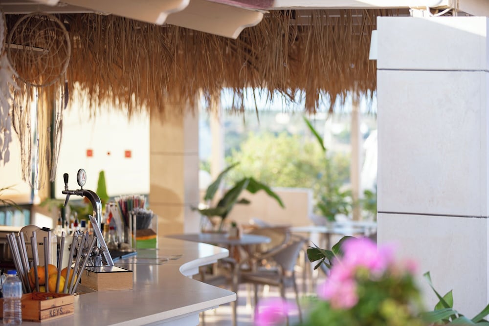 Dia Apartments — Restaurant & bars in Hersonissos