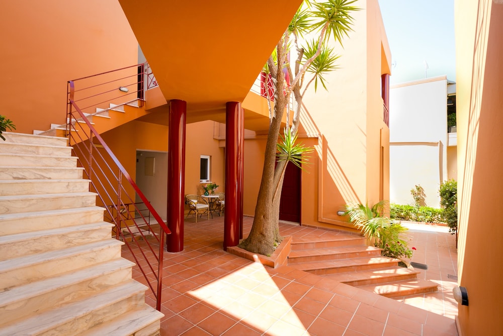Elotia Hotel — Hotel building in Chania
