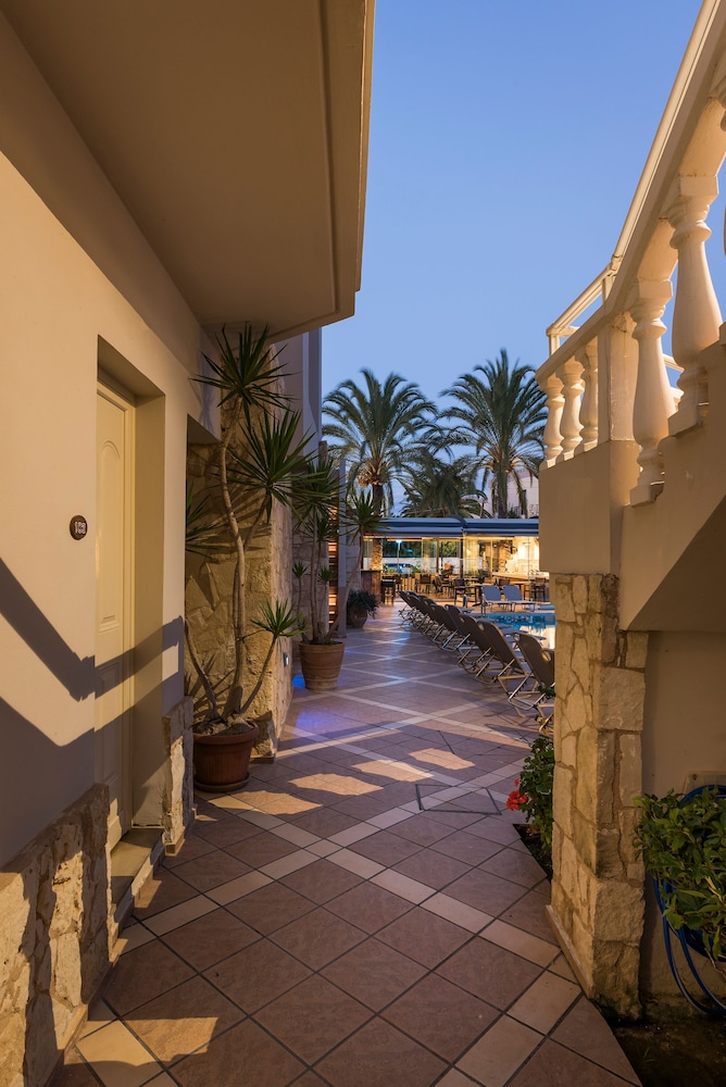 Elotis Suites — Swimming pool in Chania